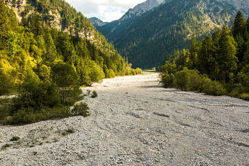 Fototapeta premium Ausgetrockneter Fluss im Gebirge, Naualmbach in Österreich