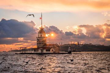 Atardecer torre de la doncella en Estambul.