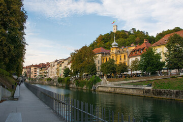 Fototapeta na wymiar The Ljubljanici River in Ljubljana, Slovenia. The castle on Castle Hill can be seen in the background 