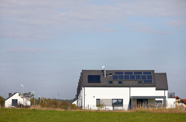 Nowe osiedle mieszkaniowe z panelami słonecznymi na jednym dachu - obrazy, fototapety, plakaty