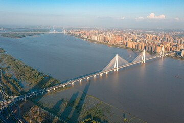 Vue aérienne du paysage urbain avec pont moderne traversant la rivière le jour d& 39 été