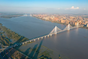 Papier Peint photo Lavable Ville sur leau Vue aérienne du paysage urbain avec pont moderne traversant la rivière le jour d& 39 été