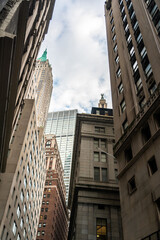Fototapeta na wymiar View of skyscrapers from the narrow streets of New York