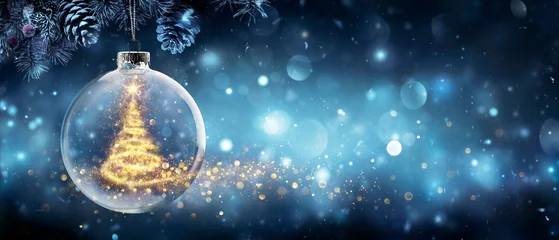 Poster Im Rahmen Weihnachtsbaum im Schneeball hängender Tannenzweig mit goldenem Funkeln auf blauer abstrakter Nacht © Romolo Tavani