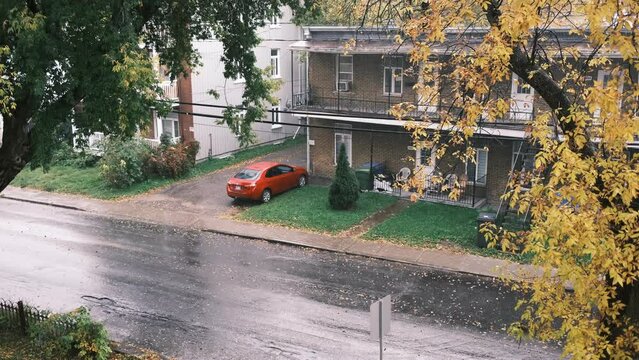 une rue durant une journ&eacute;e de pluie en automne