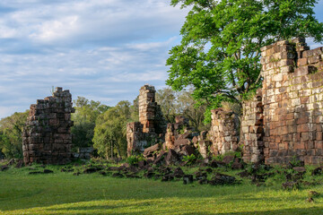 Obraz premium Ruin wall of buildings at Misión Jesuítica de Santa Ana, Argentina