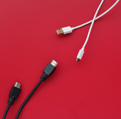 Cables hdmi, y usb-c sobre fondo rojo