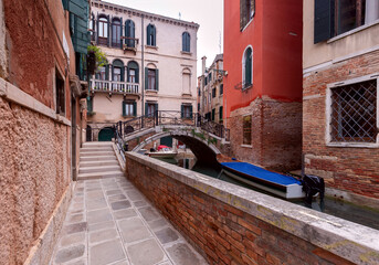 Fototapeta na wymiar Venice. Old traditional houses along the canal.