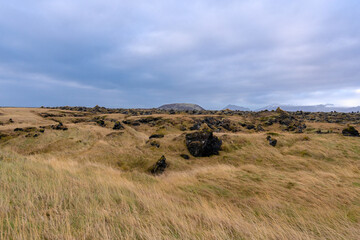 Obraz premium Die Kirche Búðakirkja liegt traumhaft auf der Halbinsel Snæfellsnes