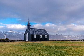 Die Kirche Búðakirkja liegt traumhaft auf der Halbinsel Snæfellsnes