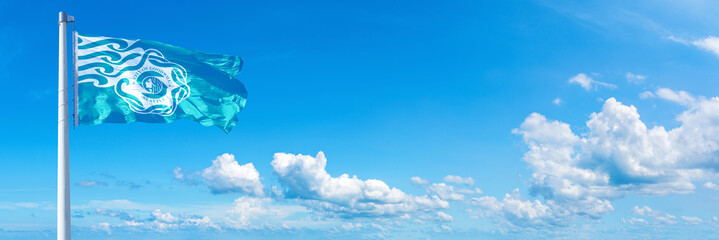 Seattle - USA, flag waving on a blue sky in beautiful clouds - Horizontal banner - obrazy, fototapety, plakaty
