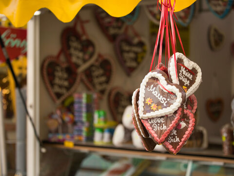 Lebkuchenherzen am Jahrmarktsstand