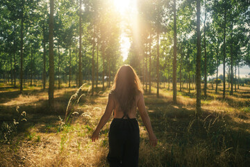 mujer por el bosque entre arboles