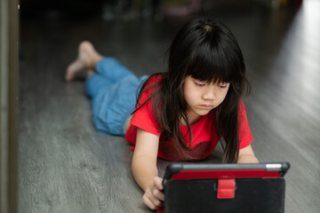kid watching tablet, child addicted cartoon