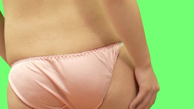 太って体脂肪を気にする女性　クロマキー合成用グリーンバック