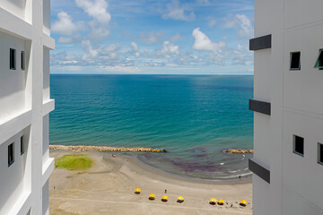 Obraz premium Panoramic view of a Colombian Caribbean beach from a balcony.