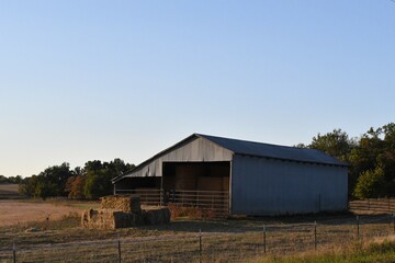 Obraz premium Metal Barn in a Farm Field