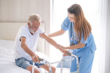 Obraz premium Nurses are caring for elderly patients at home. Home care concept