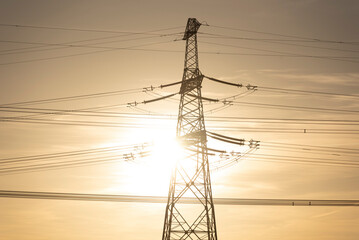 Gleißendes Sonnenlicht überstrahlt einen Strommasten.