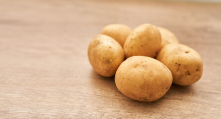 Fototapeta na wymiar group of fresh round potato on wood table food background 