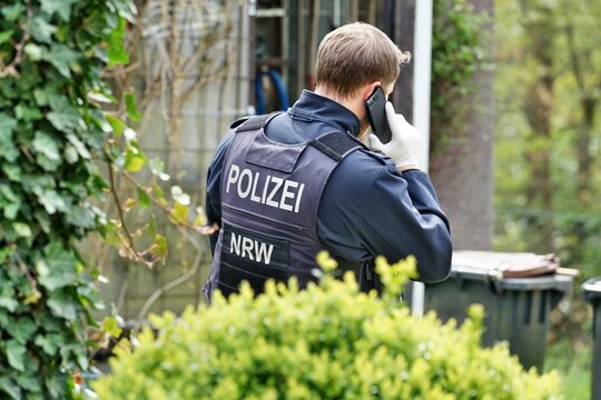 Polizist telefoniert bei Einsatz