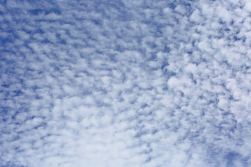 Fototapeta na wymiar 파란하늘에 하얀구름