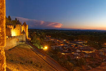 Naklejka premium Les remparts de la cité médiévale de Carcassonne avec l'éclairage de nuit