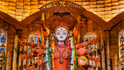 Obraz premium Goddess Durga idol at puja pandal in Kolkata, West Bengal, India.