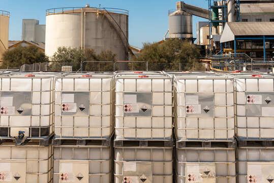 IBC containers stored empty without cleaning after being used with corrosive liquids, cataloged as dangerous goods in the ADR.