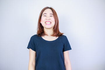 Fototapeta premium 正面のカメラに向かって微笑む日本人女性