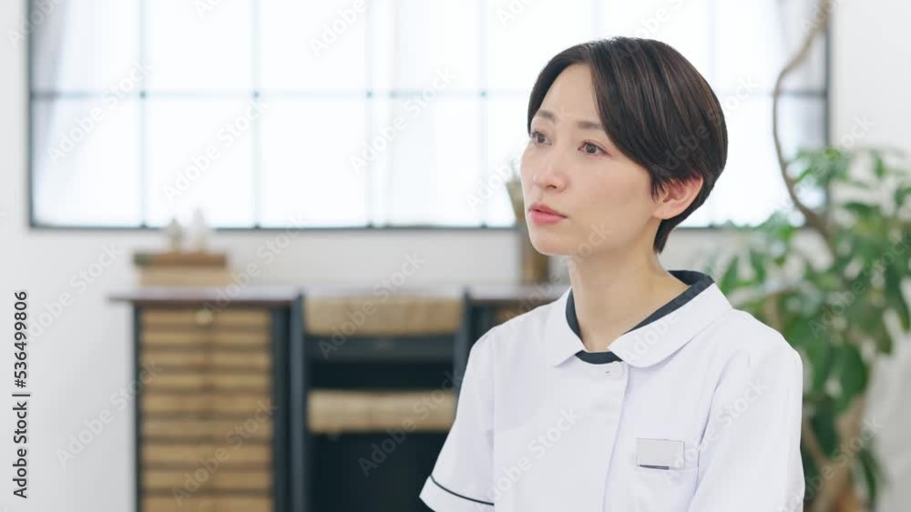 Aufkleber 説明する女性　看護師　エステティシャン　インタビュー