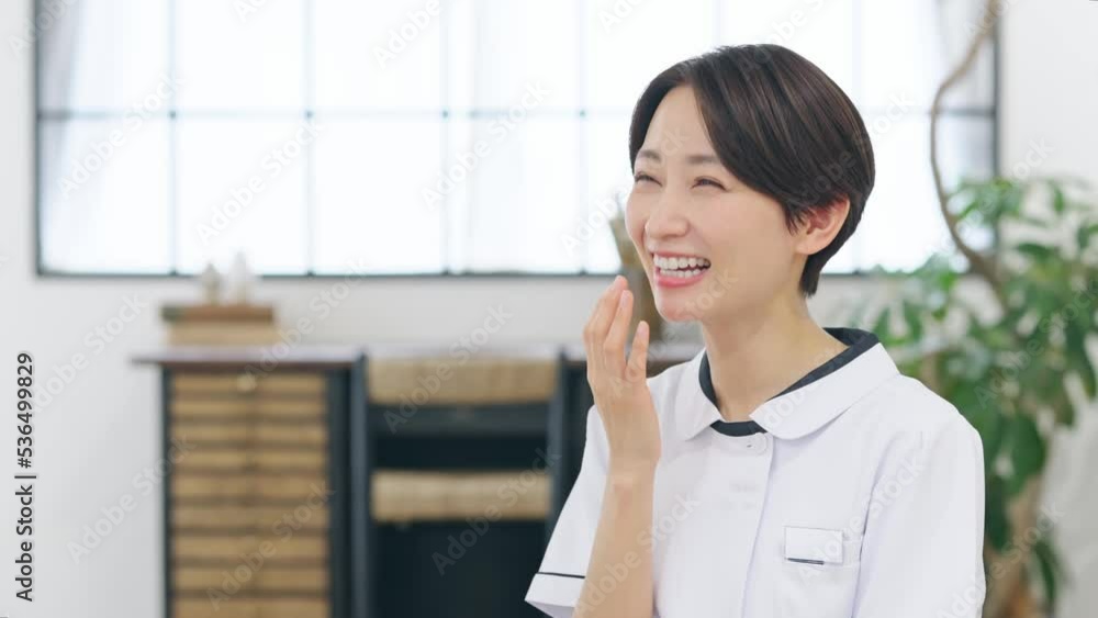 Aufkleber 説明する女性　看護師　エステティシャン　インタビュー