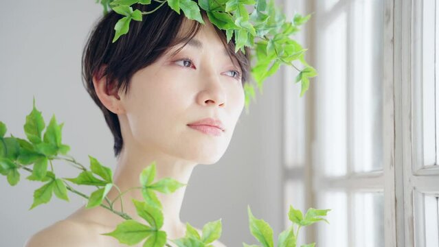 植物を纏った女性　ボタニカル　美容イメージ