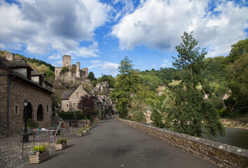 Fototapeta na wymiar Route longeant la rivière Aveyron et arrivant au village de Belcastel