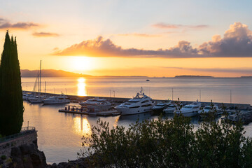 Lever de soleil &agrave; Th&eacute;oule sur mer.