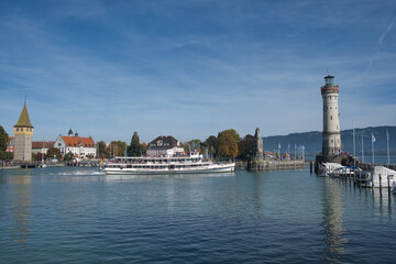 Obraz premium Schiff bei der Hafenausfahrt in Lindau