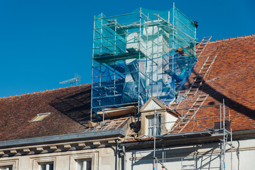La restauration d'une vieille cheminée sur un vieux toit d'un ancien bâtiment historique. Un...