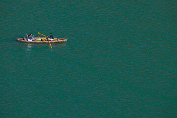 Naklejka premium Selective focus Ariel view of people boating at Naini Lake in Nainital Uttarakhand India on 2 January 2022
