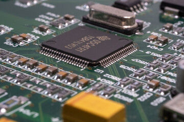 コンピューター基盤の上に置いた基盤