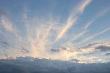秋の夕方の空に浮かぶすじ雲