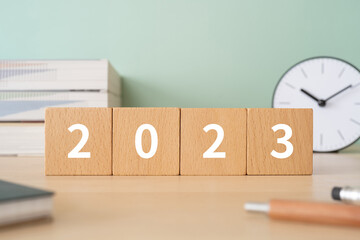 2023と書かれたブロックが置かれたデスク

