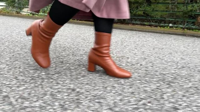 ブーツを履いて歩く女性　足もと　ローアングル　スローモーション撮影