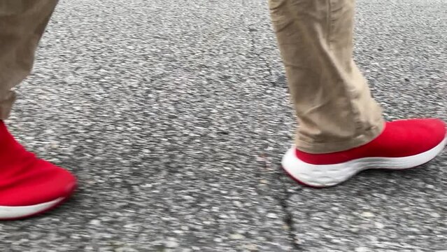 歩いている男性　足もと　ローアングル　赤いスニーカー　スロー撮影