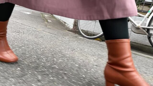 ブーツを履いて歩く女性　足もと　ローアングル　スローモーション撮影