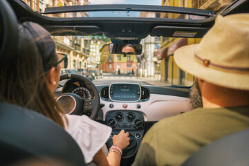 Pareja viaja en coche y pasa por las calles