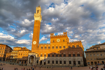 Obraz premium Palazzo Pubblico et Torre del Mangia au soleil couchant, à Sienne, Italie