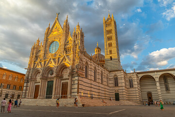 Obraz premium Duomo di Santa Maria Assunta au soleil couchant, à Sienne, Italie