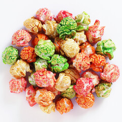 Colored caramelized popcorn