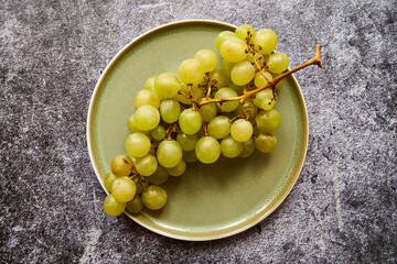 winogrona na talerzu 