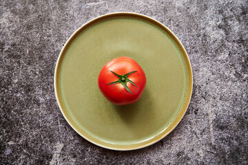 czerwony pomidor na talerzu 